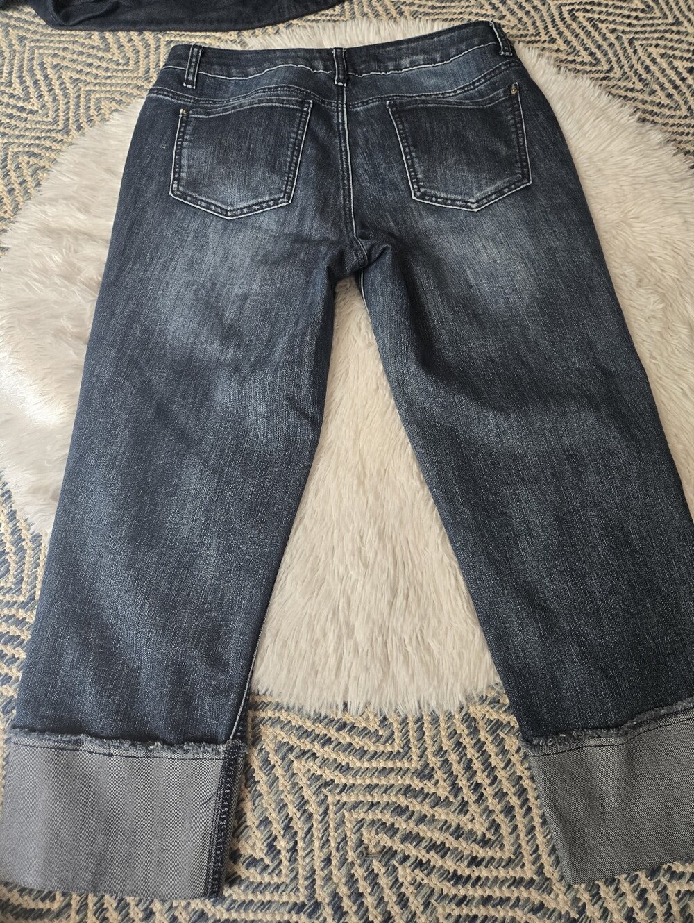Baccini Dark Indigo Denim Cuffed Cropped Capri Jeans Floral Embroidery Size 12P - Picture 4 of 8